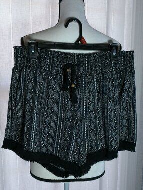 BOUTIQUE BRAND Elastic Waist Black & White Aztec Design Shorts w/Fringe XXXL